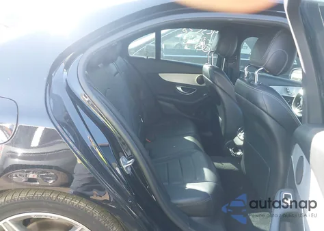 2018 Mercedes-Benz C 300 z USA, uszkodzony, nr VIN 55SWF4JB7JU252992